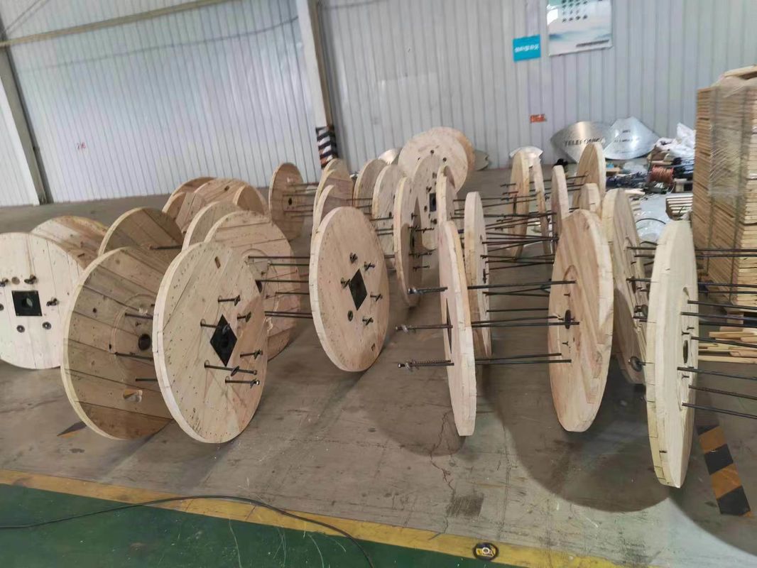 Cuatro vías de cable de madera redondo gran bobina de cable de madera utilizado para el cable