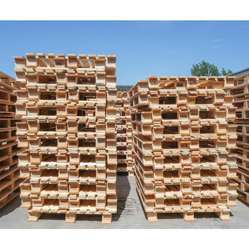Paletas de madera de cuatro vías para el transporte de mercancías